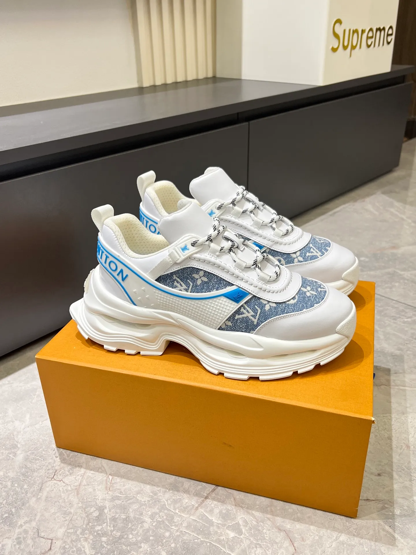p600 "LOUI* VUITTO*" popular men's casual shoes, genuine development in Italy 💯Purchasing level quality ✔️The upper is made of first-layer cowhide, comfortable and soft sheepskin feet ⚡️ Fashionable and versatile, the toe last shape is firm and full, the soles are made from original LV molds and can be freely entered and exited the counter. Light and comfortable on the feet~Purely handmade, details determine quality! Size:39-44!